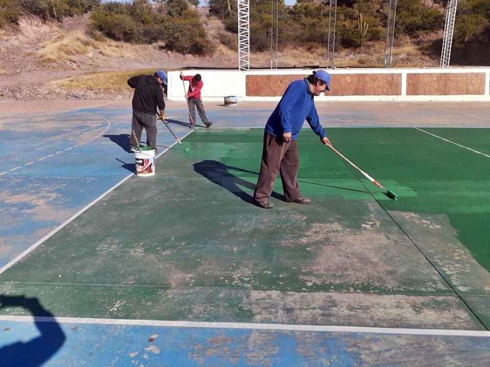 Sedante Astrolabio Tía Realizan trabajos de pintura en la cancha de voley del Polideportivo de  Valle Fértil