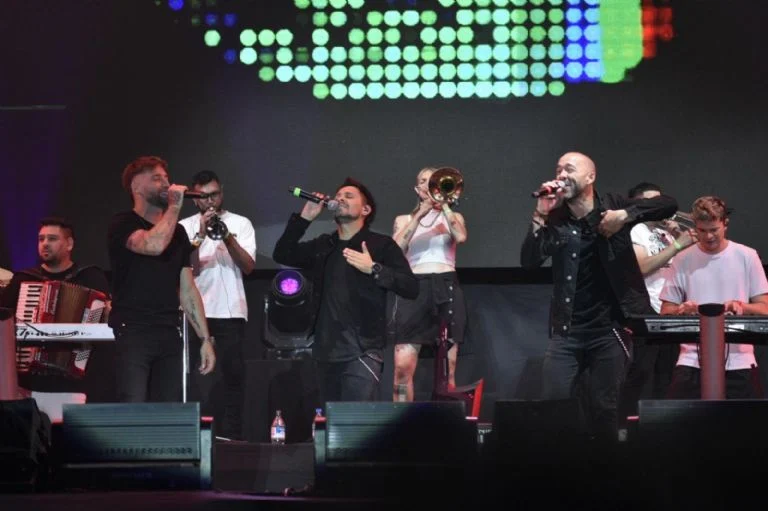 f768x1-390569_390696_5050