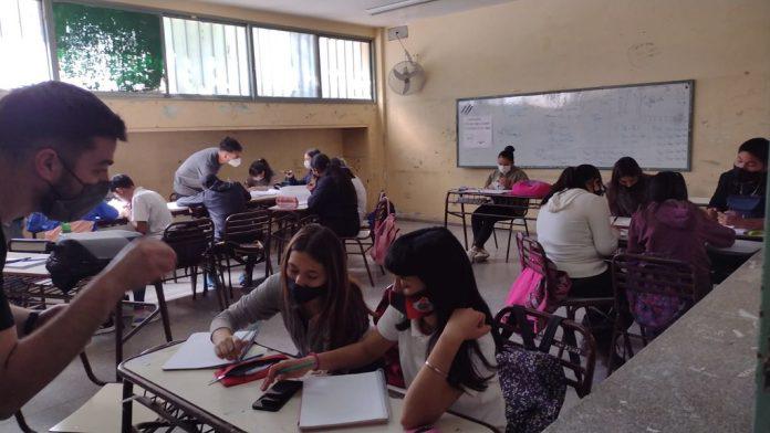 alumnos-clase-estudiantes-aula-696x392