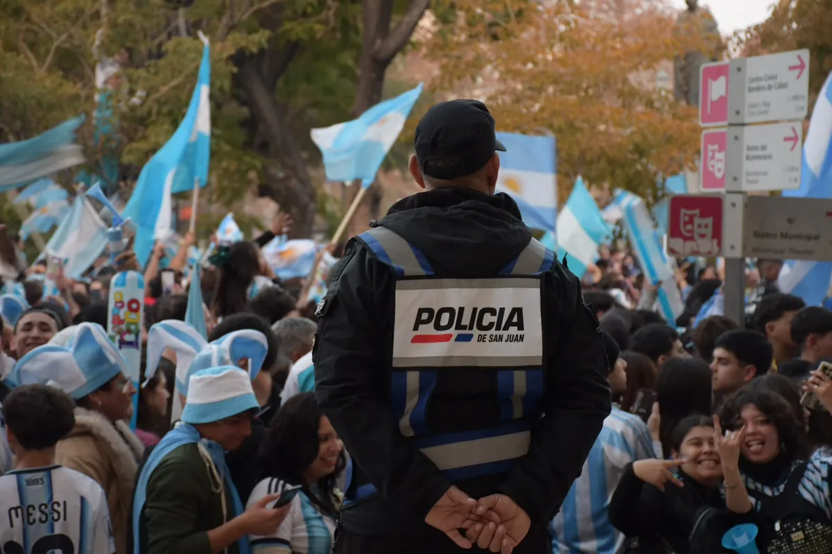 policias-plaza-festejos-argentina