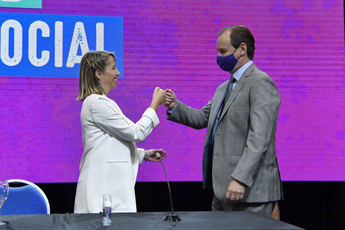 la-vicegobernadora-laura-stratta-una-las-impulsoras-la-ley-festeja-la-sancion-junto-al-gobernador-gustavo-bordet
