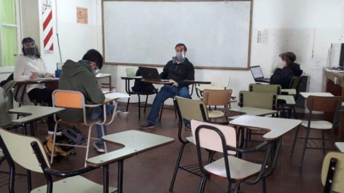 unsj-estudiantes-alumnos-clase-facultad-696x391