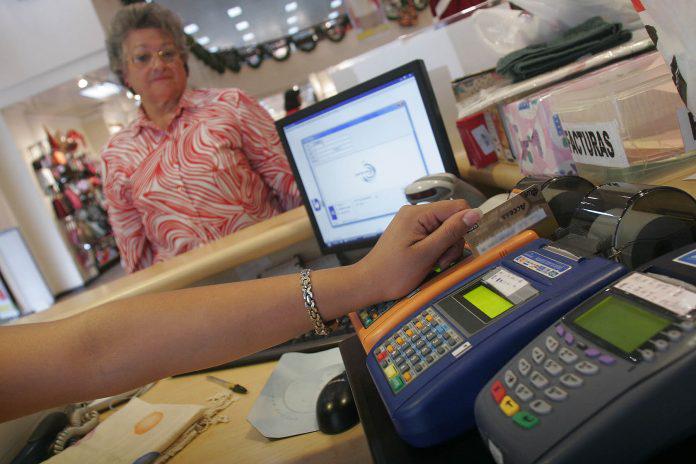debito-tarjeta-compra-jubilado-696x464