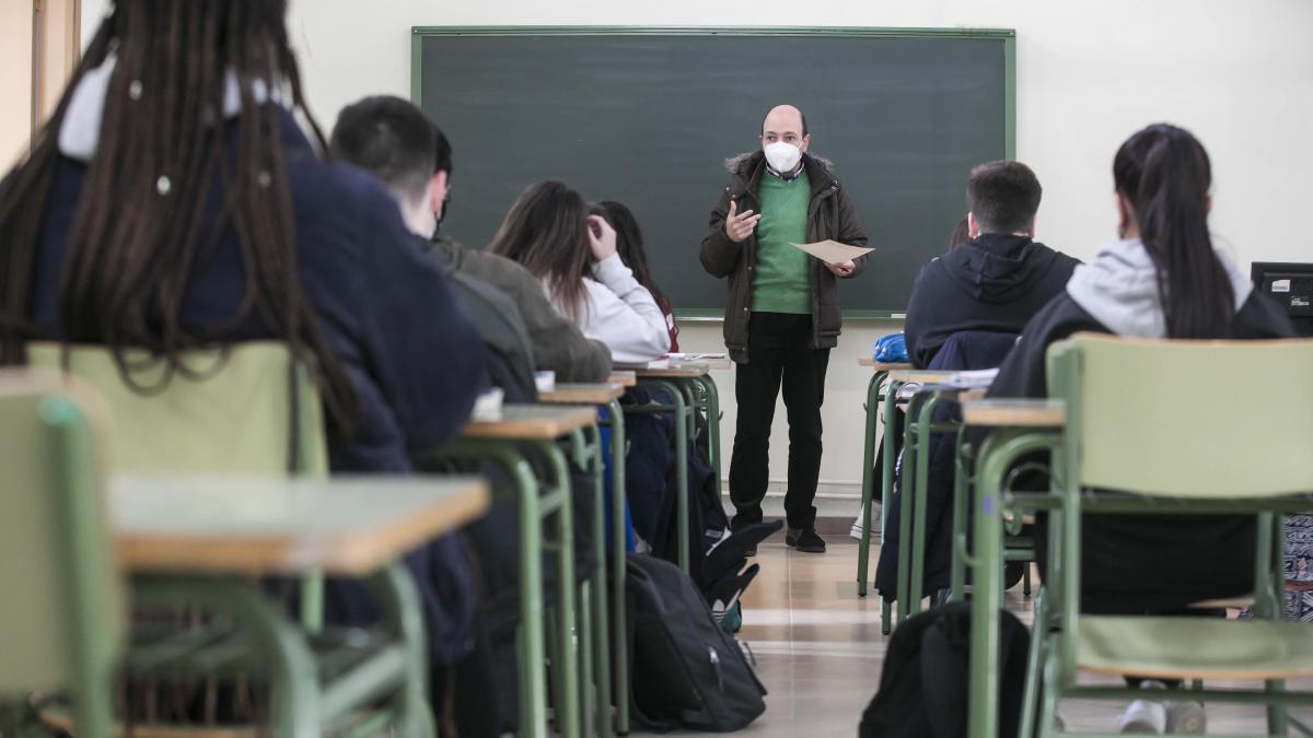 estudiantes-del-instituto-goya-de-zaragoza-atienden-al-profesor-al-inicio-de-una-clase-ayer