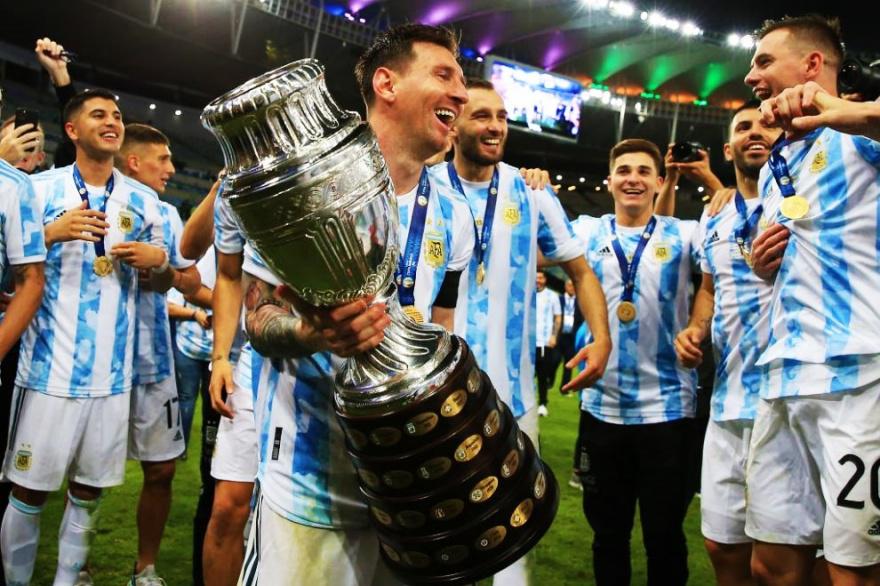 20211031121522_messi_celebra_campeon_copa_america_990x692